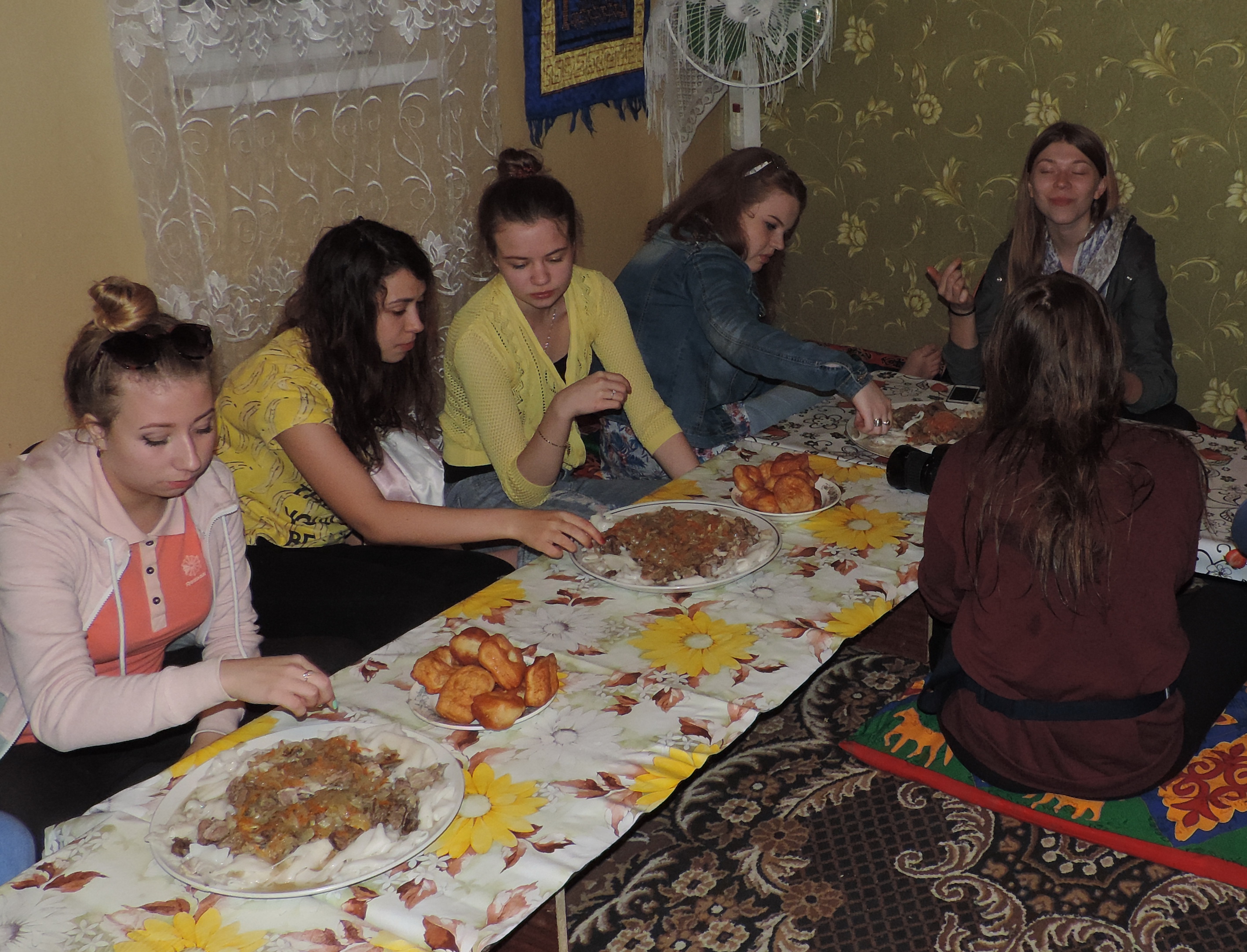 поселок Баскунчак, казахский ужин